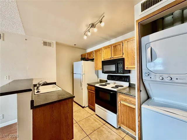 $825 | 1381 East University Avenue, Unit 305, Las Vegas, NV 89119