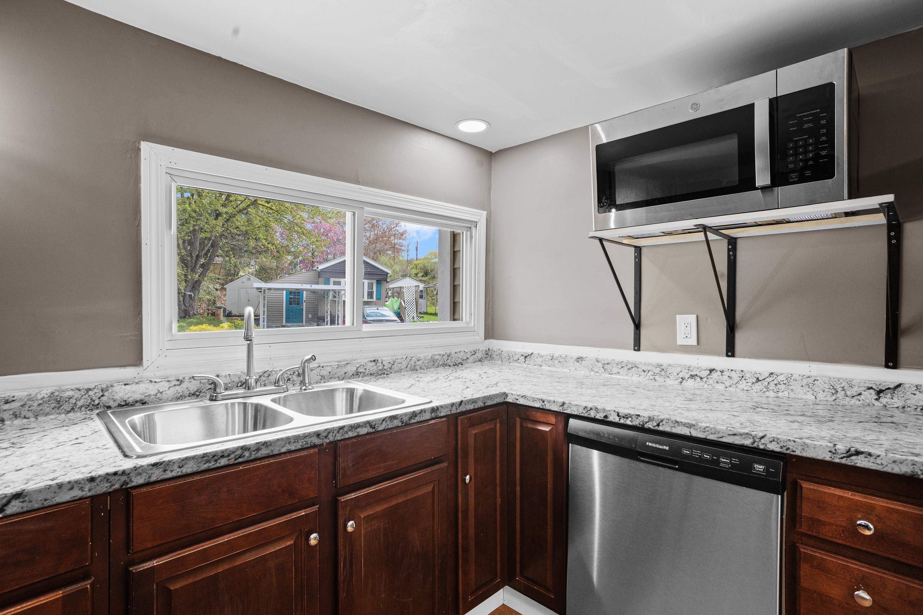 8 Dart Street Hooksett, NH 03106 - Photo 23 of 36
