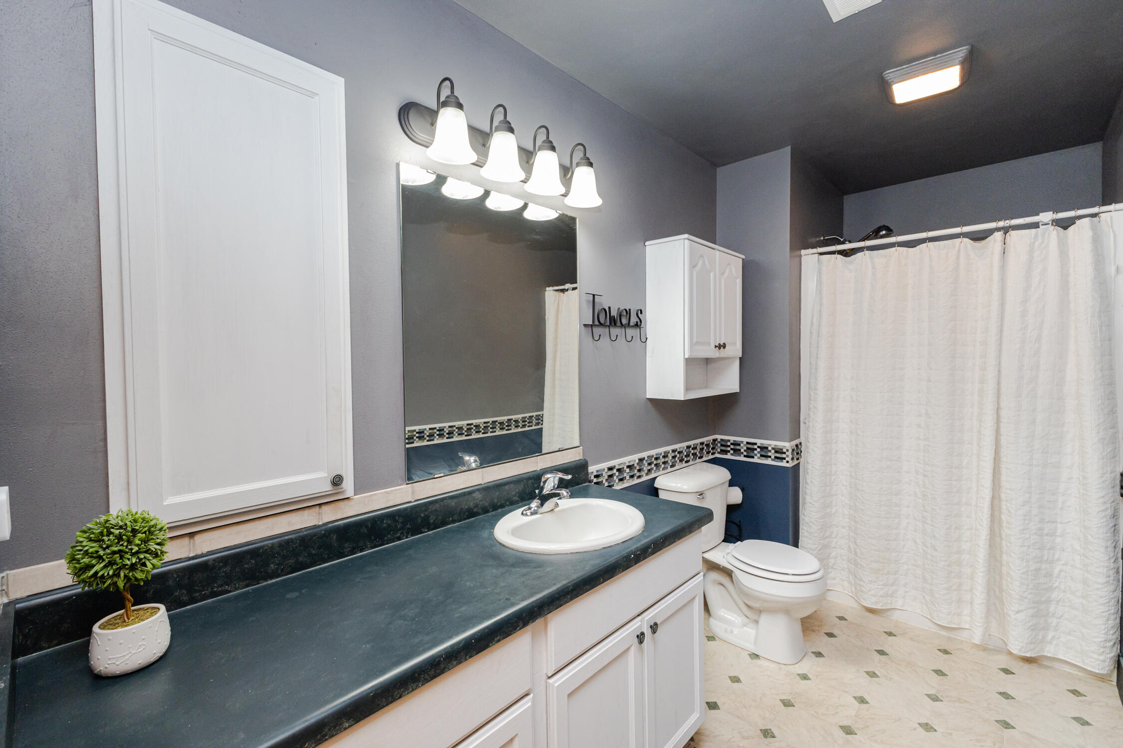 984 Spring Court Newburg, WI 53095 - Photo 11 of 21 Primary Bath