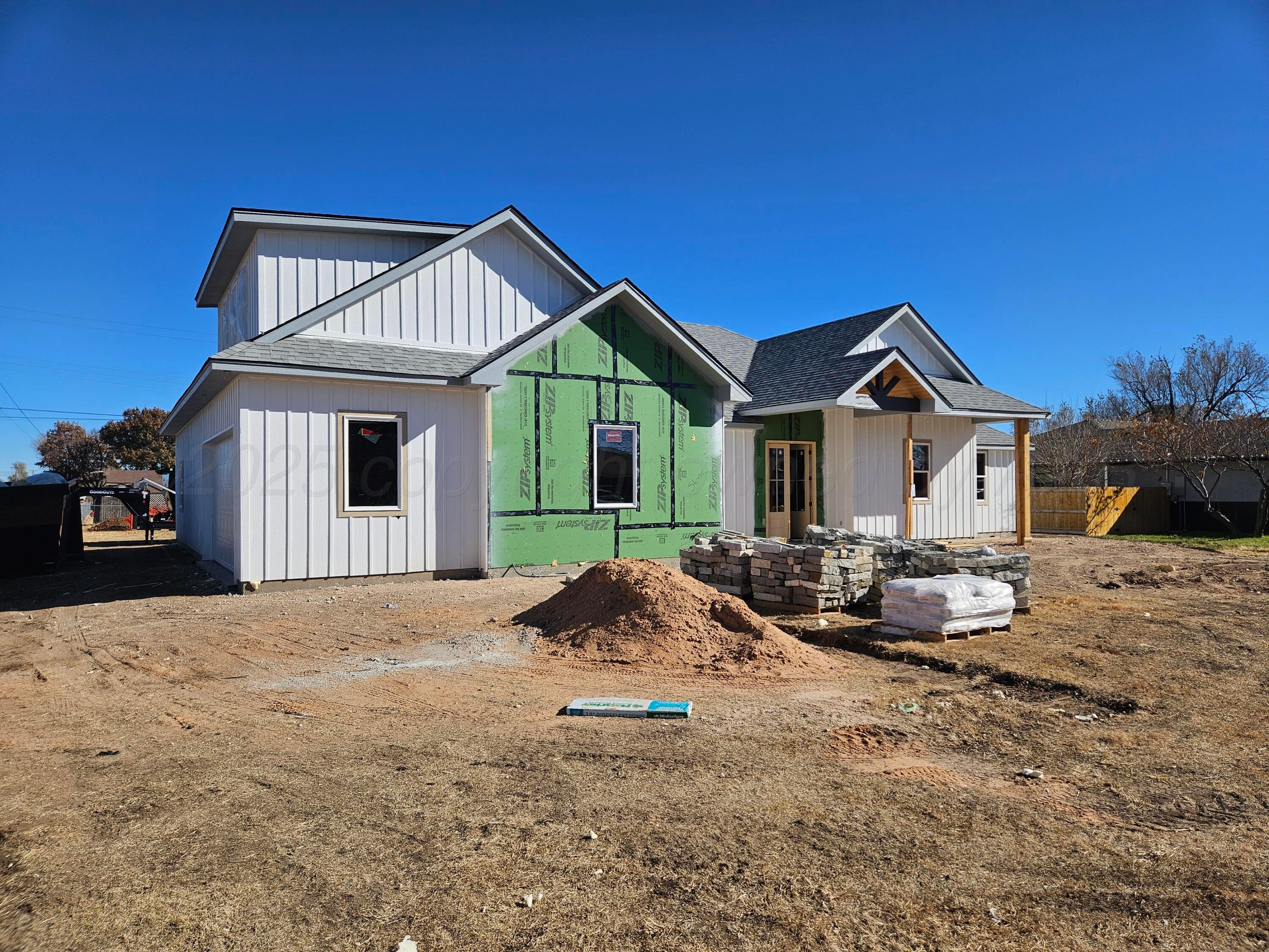 1010 Oak Avenue Panhandle, TX 79068 - Photo 5 of 9 a house view with a outdoor space