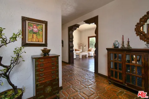 a en suite bathroom with a sink and a mirror