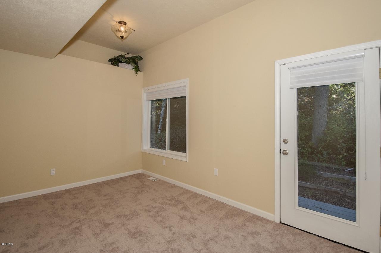 205 Midden Reach Depoe Bay, OR 97341 - Photo 21 of 35 Guest Bedroom