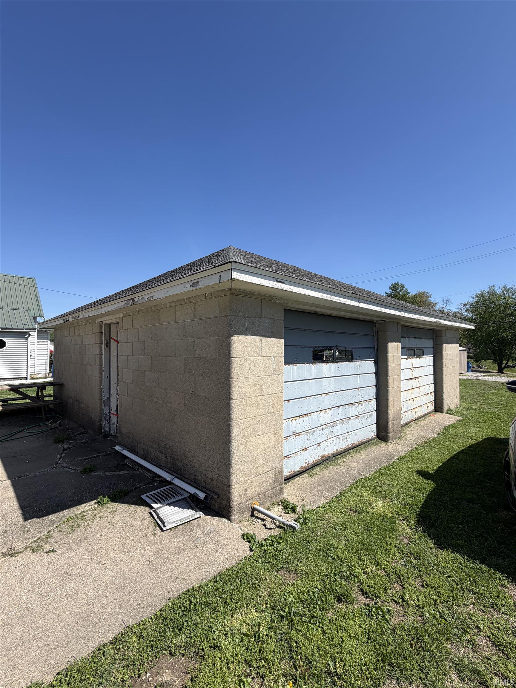 8006 East Main Street Dugger, IN 47848 - Photo 4 of 31