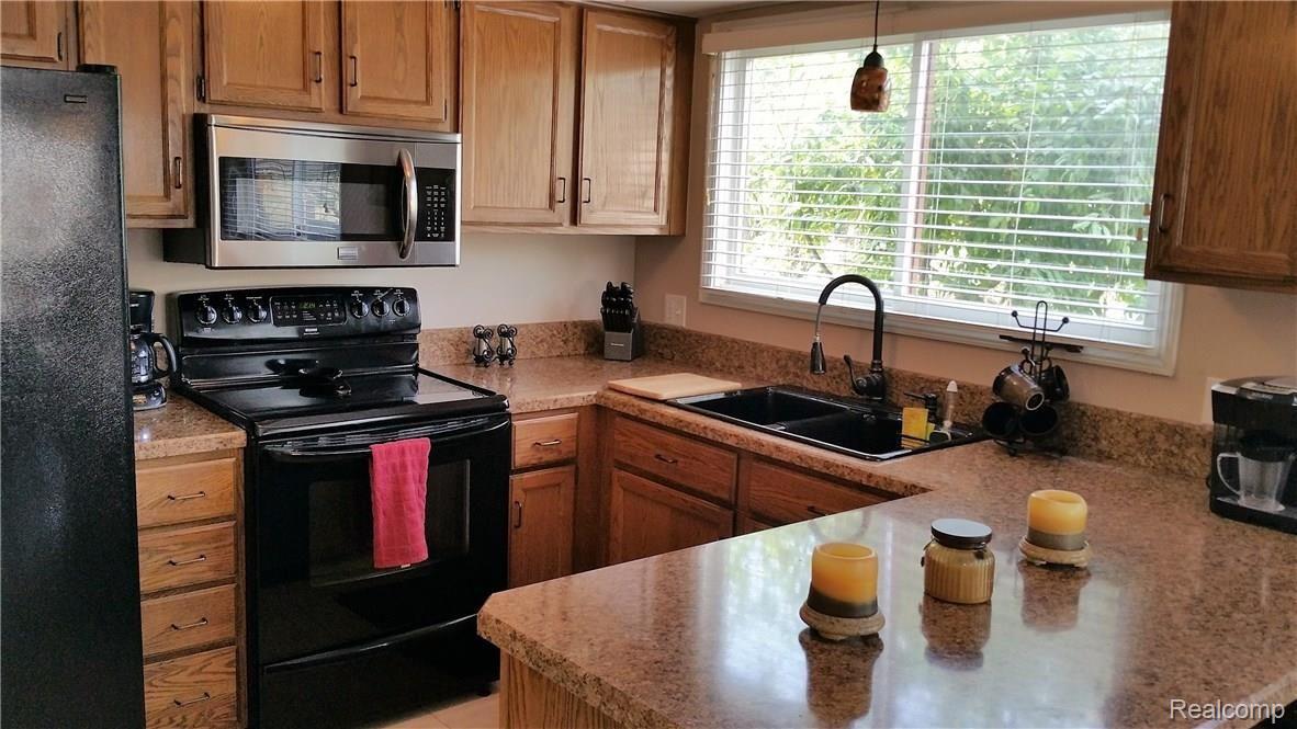 1533 Colony Drive Rochester, MI 48307 - Photo 10 of 29 Kitchen 4.jpg
