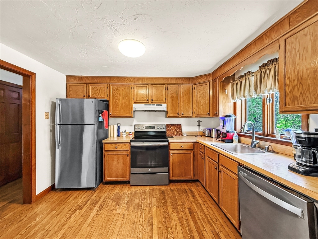 6 Philip Street Hudson, MA 01749 - Photo 4 of 41