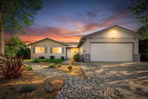 a view of a house with backyard