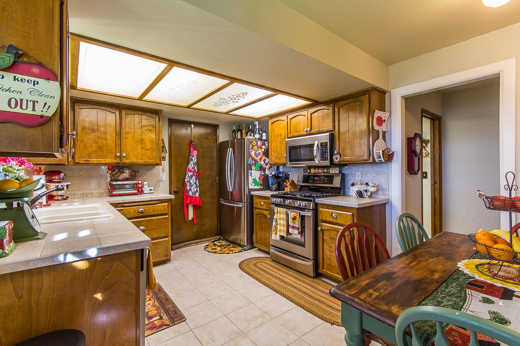 7250 Placer Road Redding, CA 96001 - Photo 7 of 22 15 kitchen