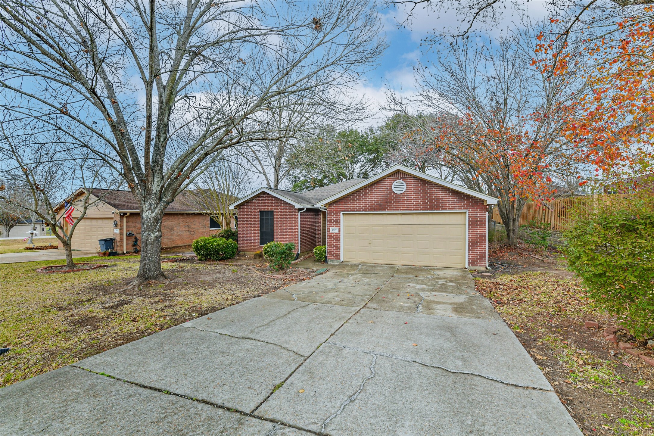 Welcome to 10926 Waterview Circle in beautiful Cape Conroe.