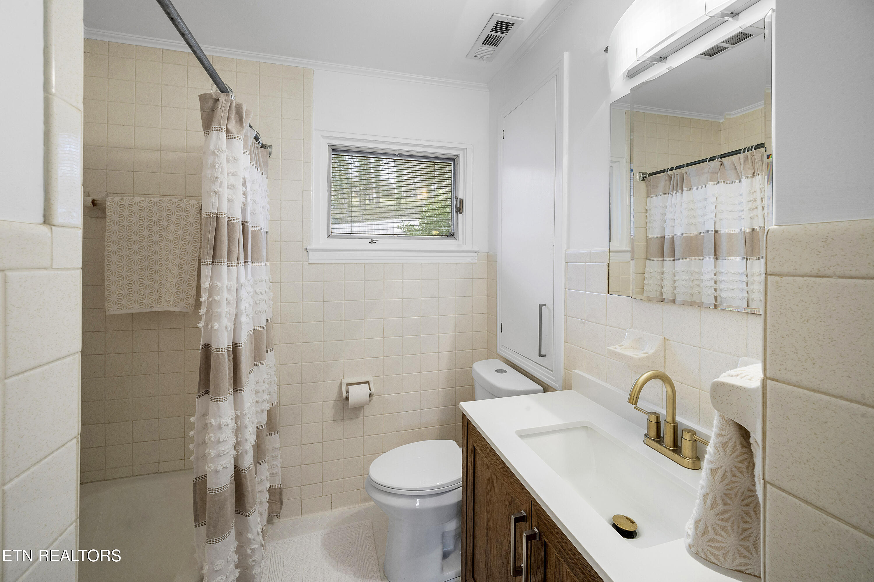 957 Bluff View Road Southwest Knoxville, TN 37919 - Photo 17 of 34 Bathroom 1