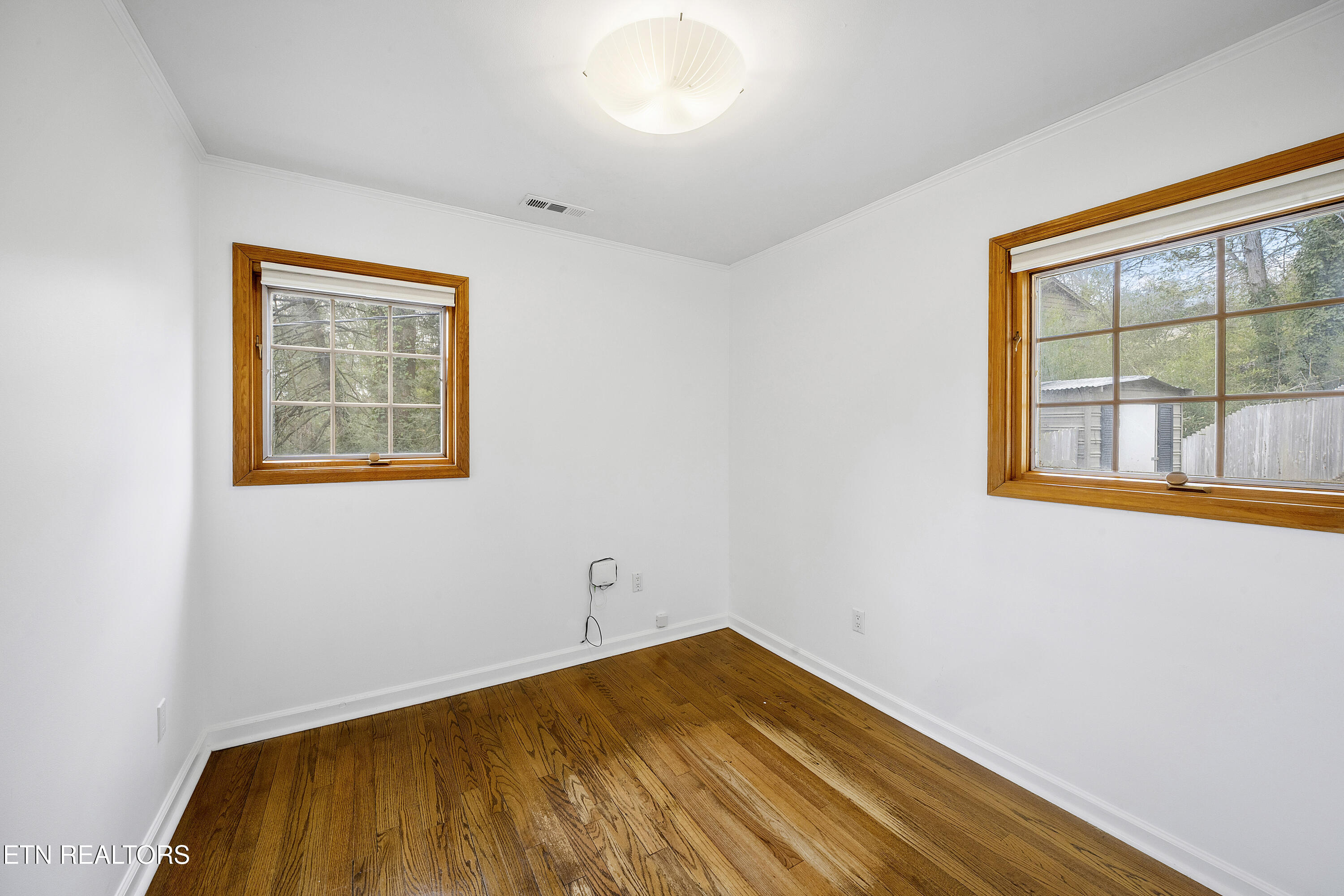 957 Bluff View Road Southwest Knoxville, TN 37919 - Photo 19 of 34 Bedroom 3