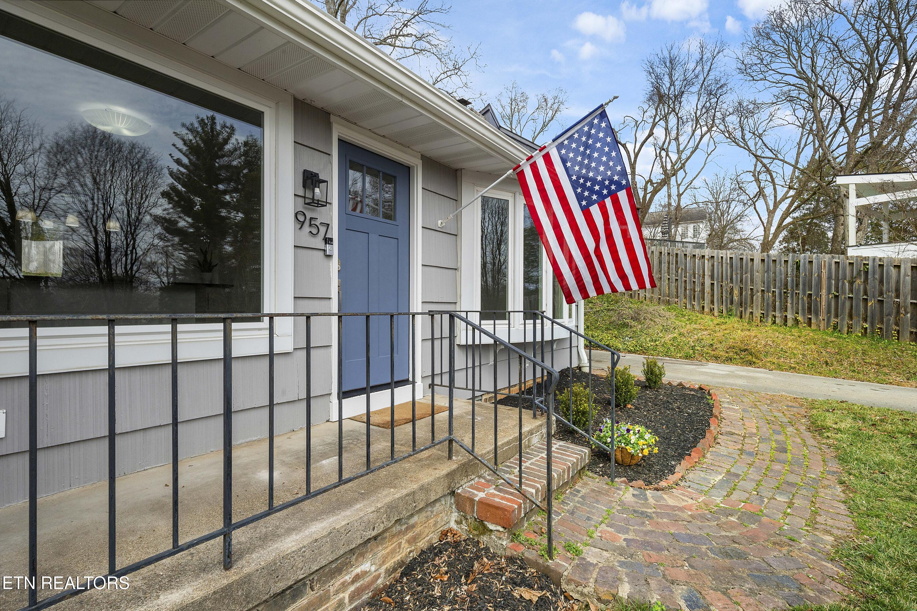 957 Bluff View Road Southwest Knoxville, TN 37919 - Photo 2 of 34 Welcome!