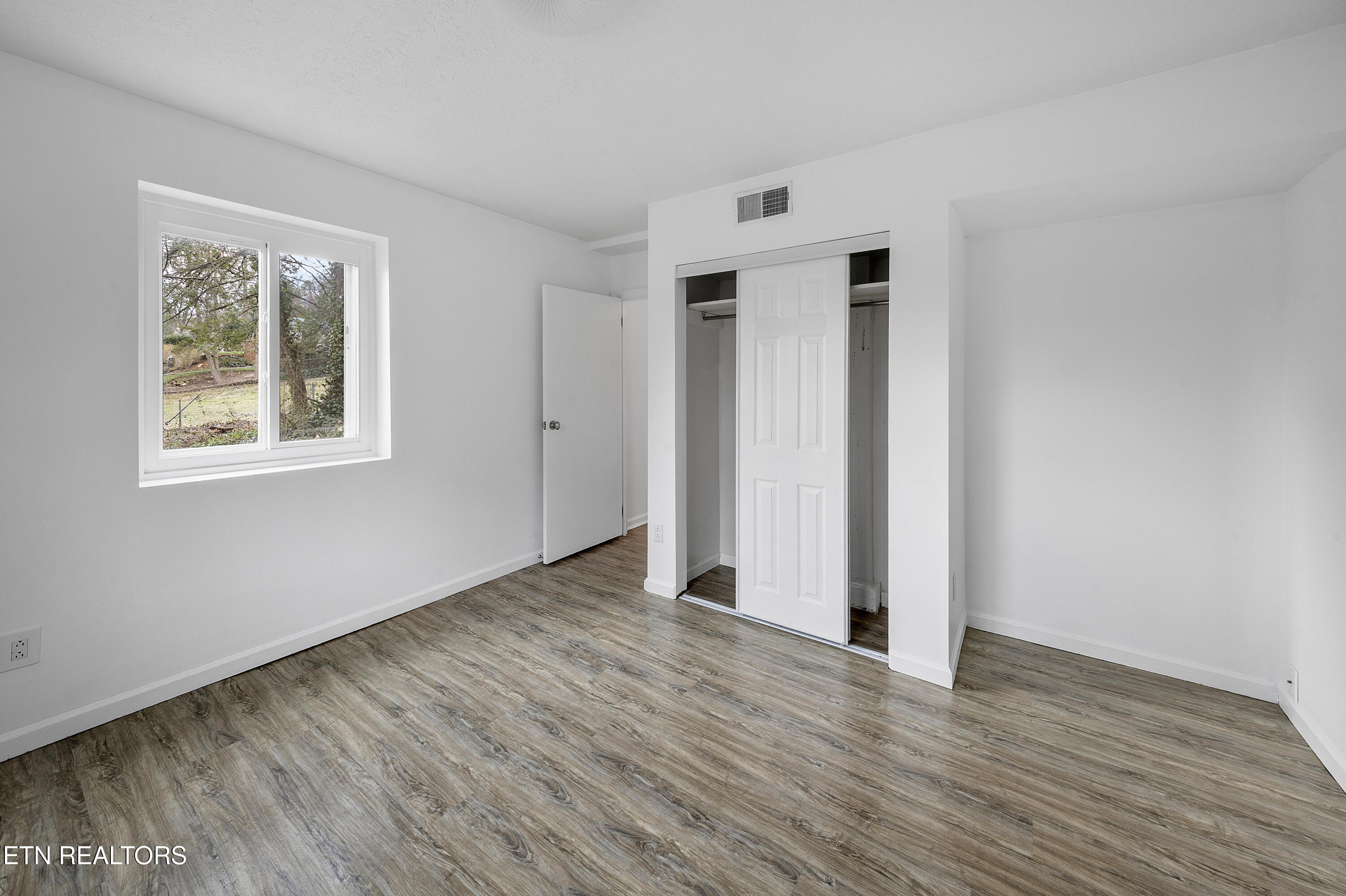 957 Bluff View Road Southwest Knoxville, TN 37919 - Photo 26 of 34 Bedroom 5