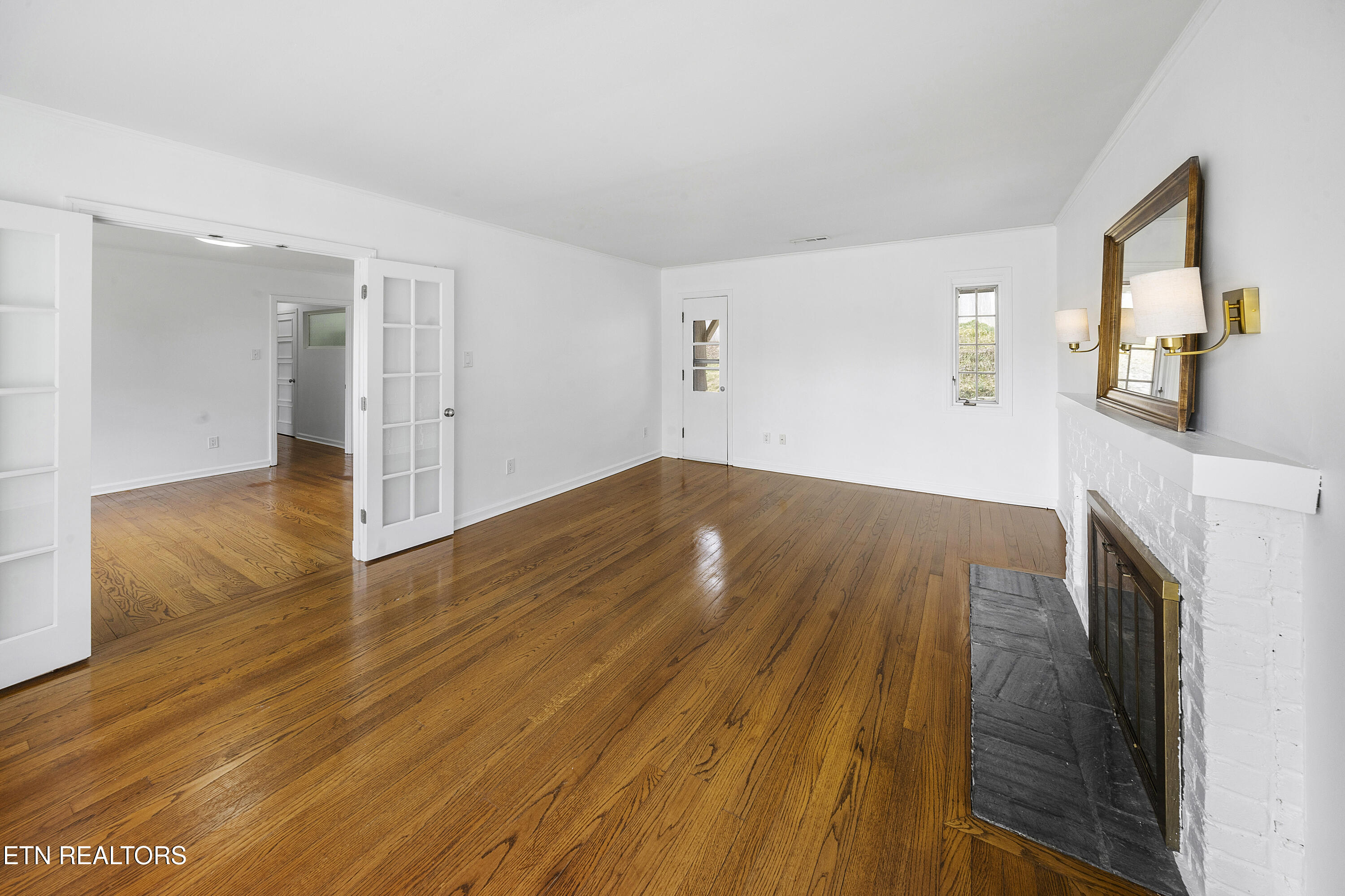 957 Bluff View Road Southwest Knoxville, TN 37919 - Photo 9 of 34 Combo Family Room/Dining Room