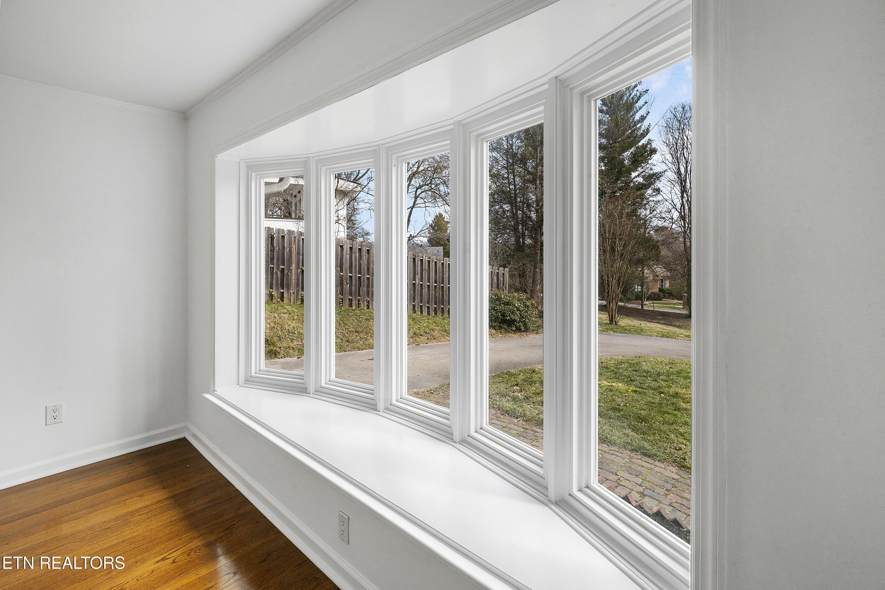 957 Bluff View Road Southwest Knoxville, TN 37919 - Photo 10 of 34 Picture Window