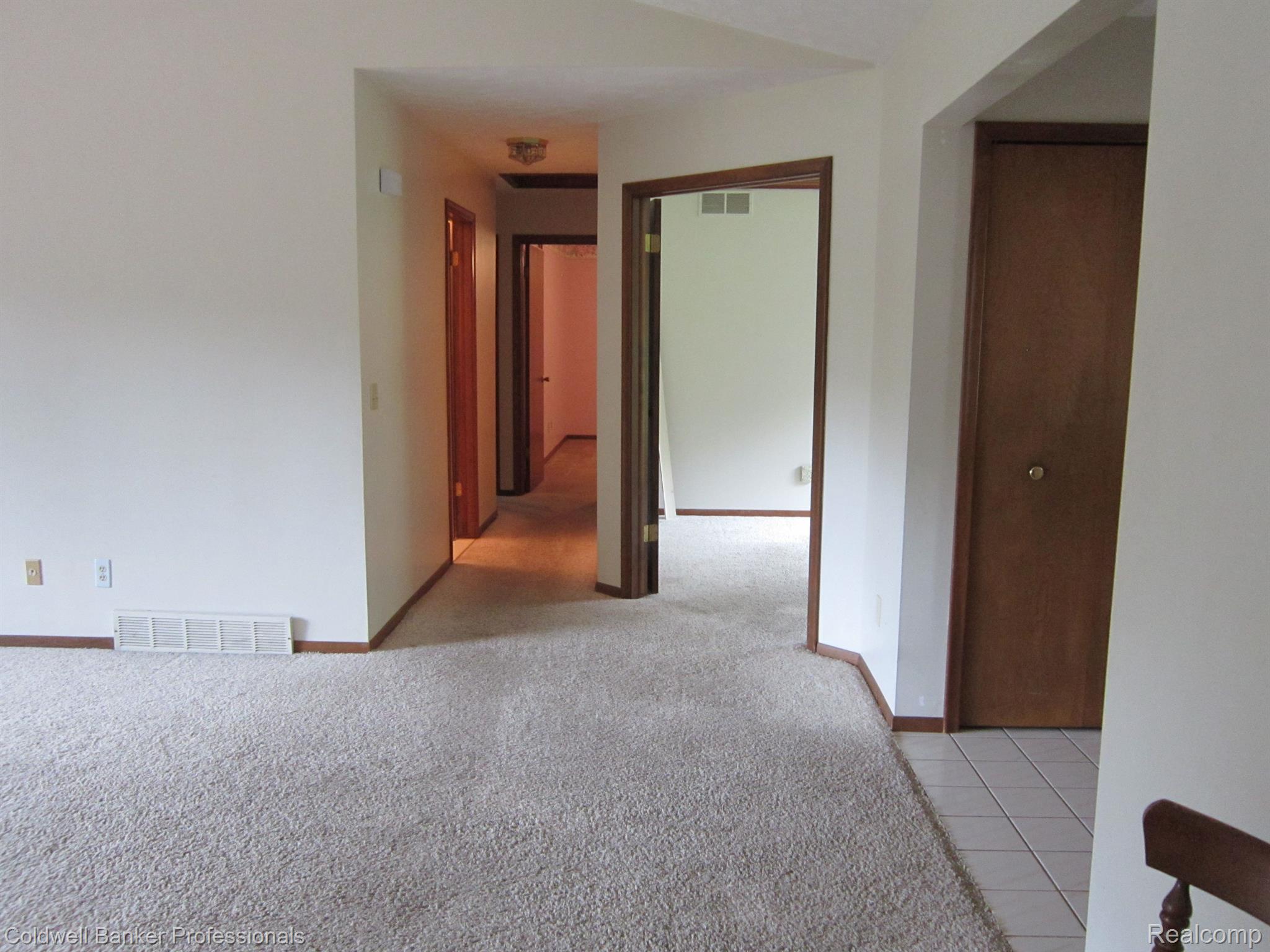 12281 White Lake Road Fenton, MI 48430 - Photo 9 of 35 Gallery Image 9