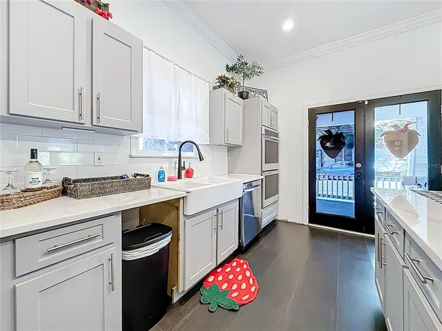 a view of a house with a backyard