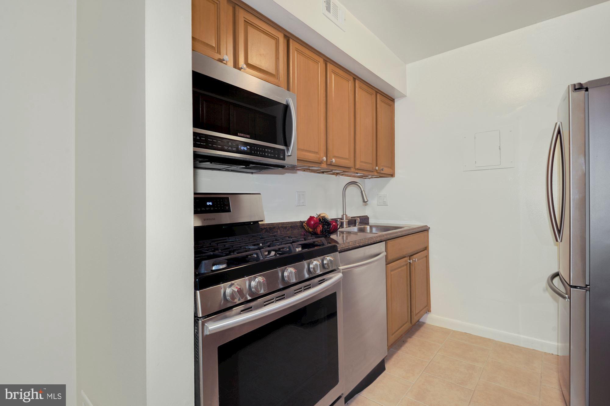 11627 Vantage Hill Road, Unit 1A Reston, VA 20190 - Photo 6 of 27 Stainless appliances