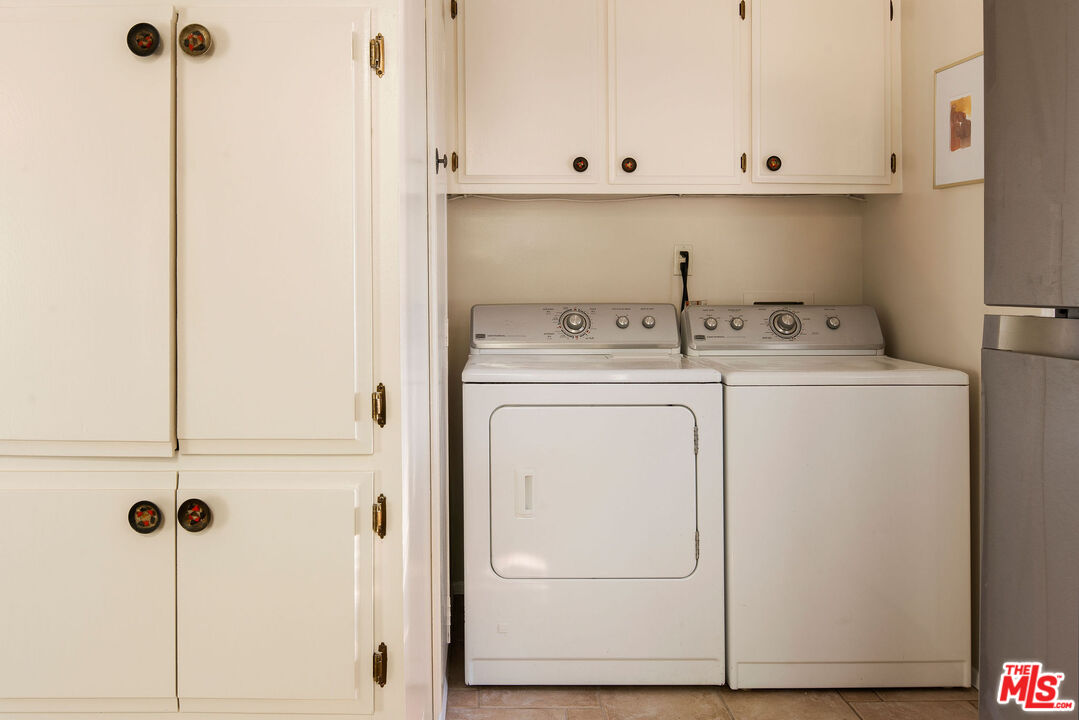 478 Devonwood Road Altadena, CA 91001 - Photo 16 of 42 a utility room with dryer and washer