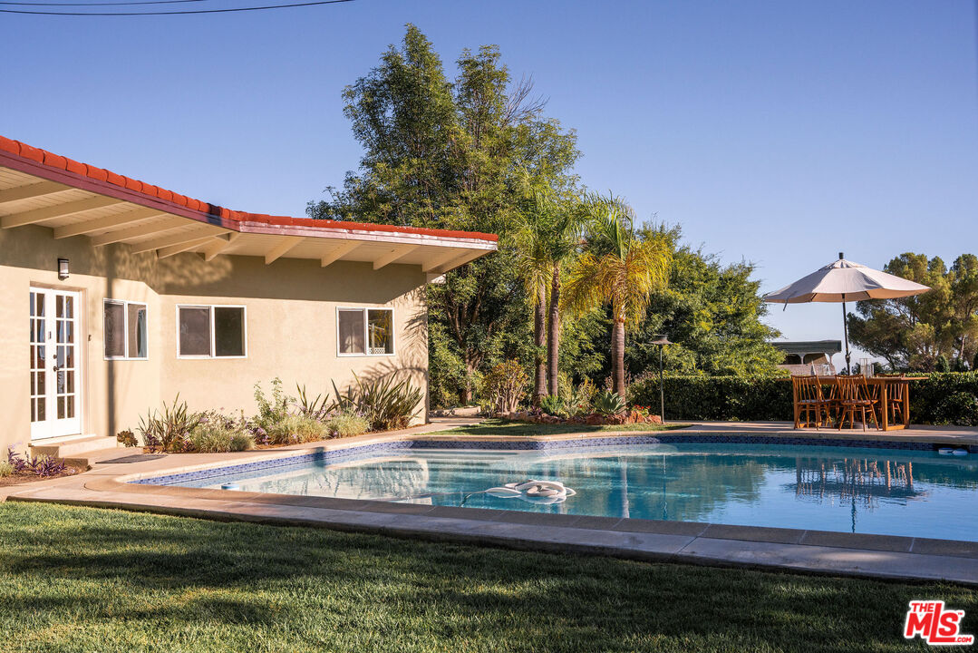 478 Devonwood Road Altadena, CA 91001 - Photo 33 of 42 a view of house with ocean view