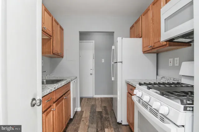 $1,975 | 7096 Spring Garden Drive, Unit 102, Springfield, VA 22150