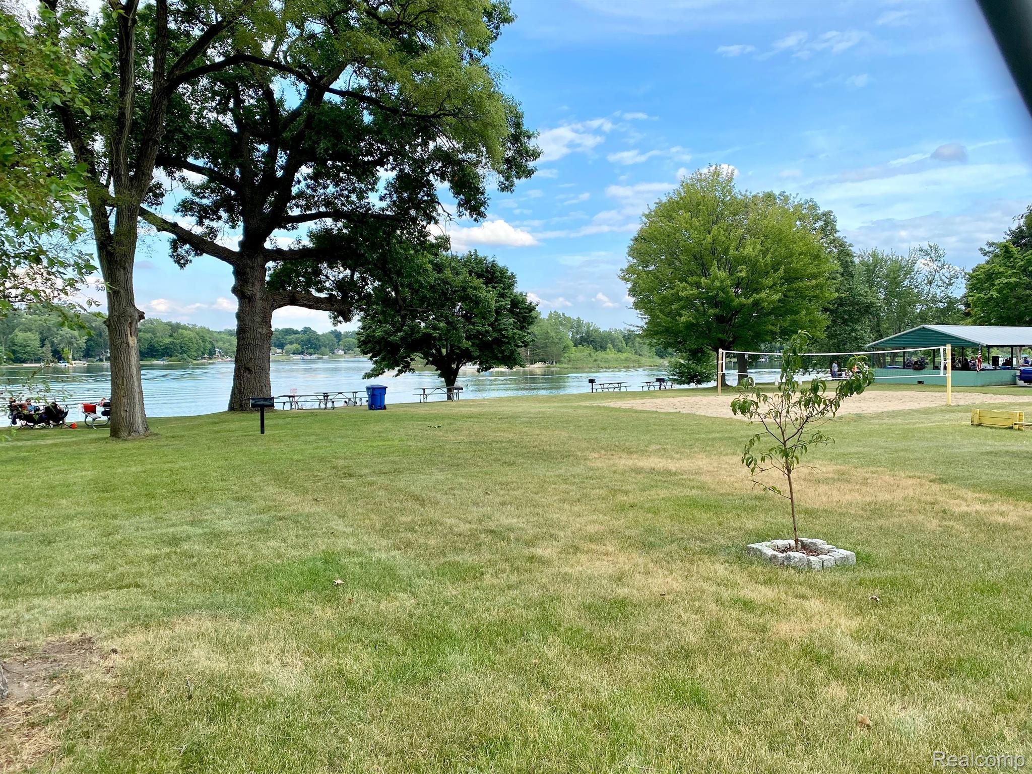 196 Crescent Road Waterford, MI 48327 - Photo 19 of 21 Gallery Image 19