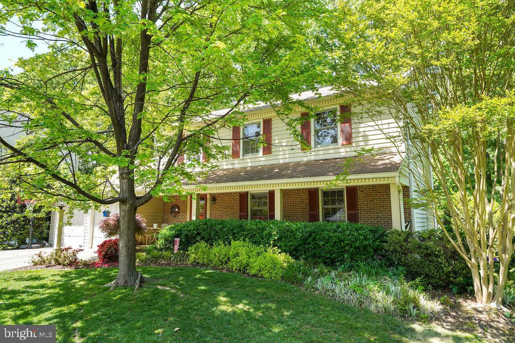 Welcome home to 8292 Lindside Way!