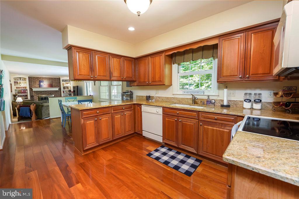 8292 Lindside Way Springfield, VA 22153 - Photo 15 of 51 warm -toned open kitchen