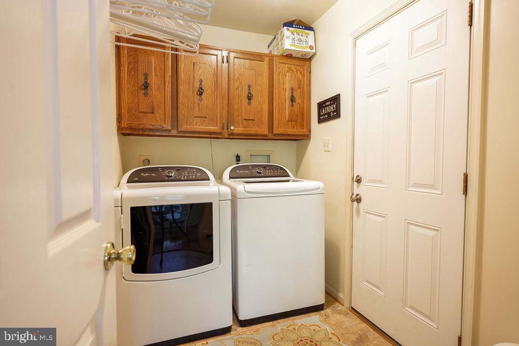 8292 Lindside Way Springfield, VA 22153 - Photo 22 of 51 laundry on main level off garage and eat in kitche