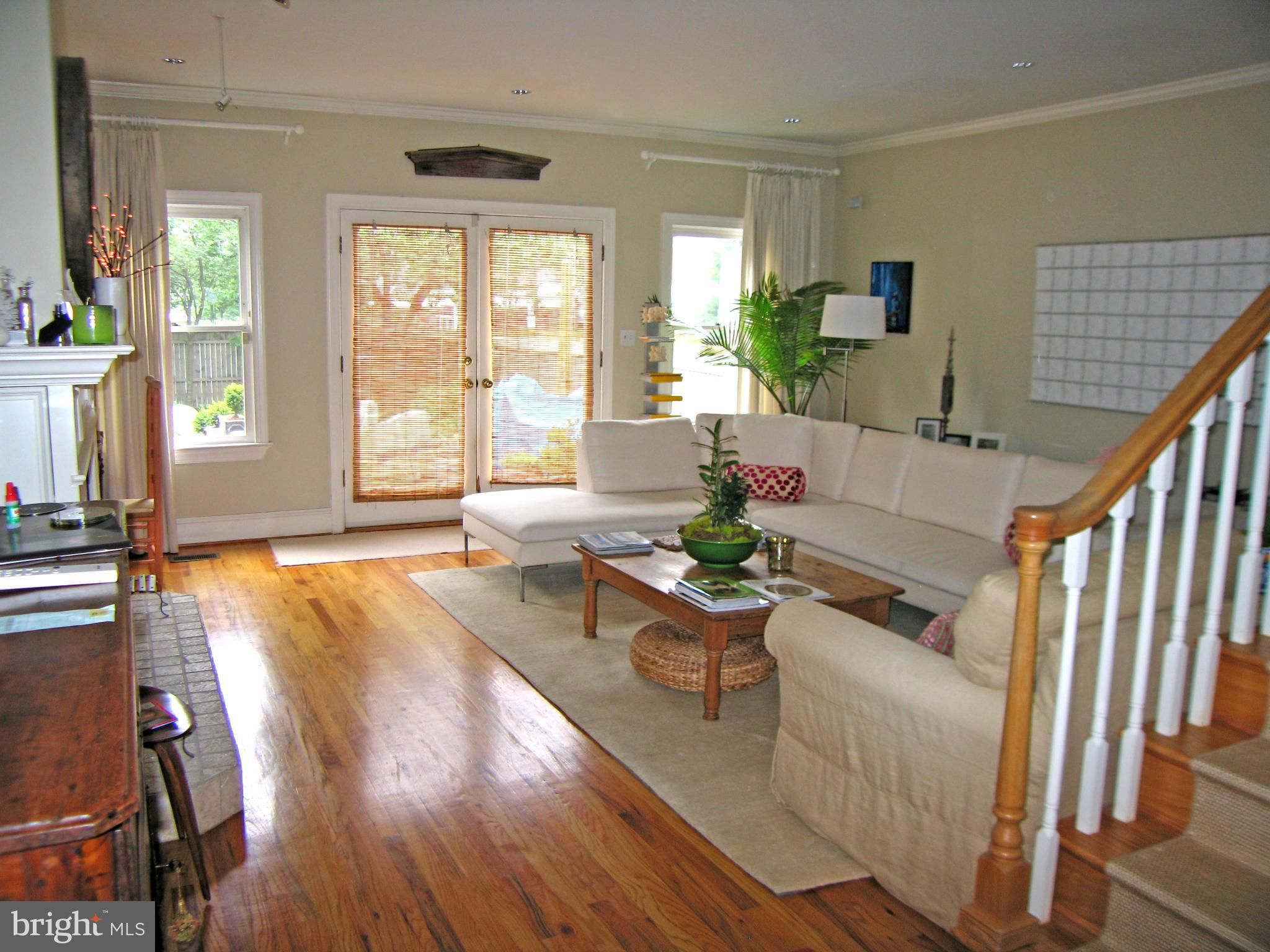 1208 Princess Street Alexandria, VA 22314 - Photo 3 of 38 Living Room