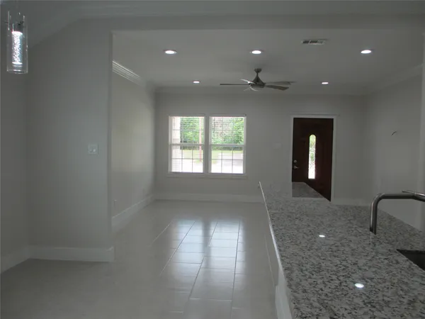 $2,000 | 1209 Elm, Baytown, TX 77520