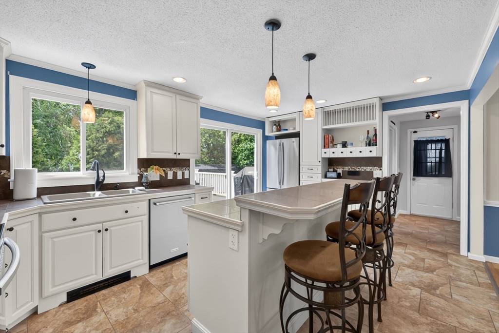 51 Lantern Lane West Springfield, MA 01089 - Photo 11 of 42