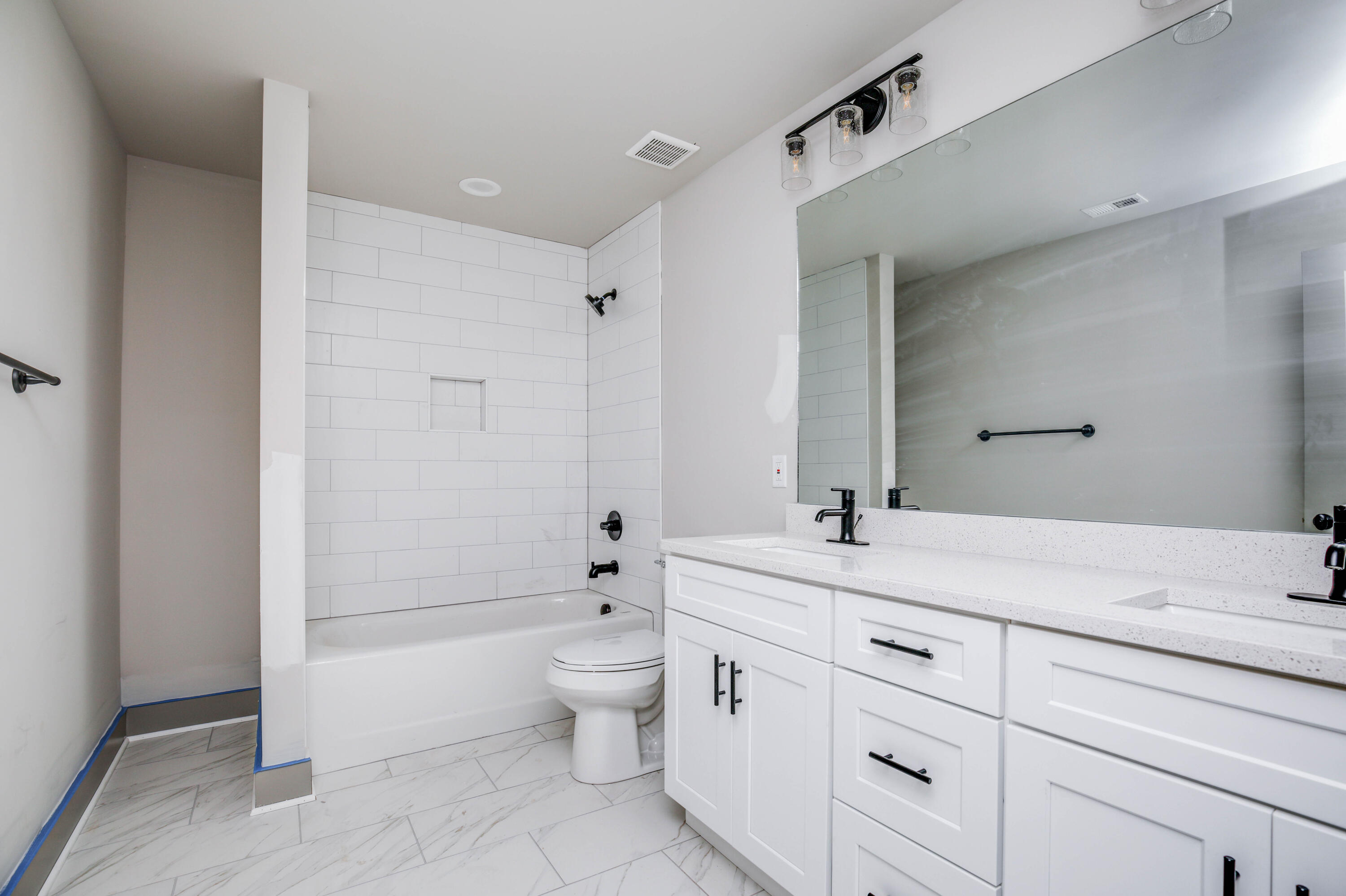 4726 North Forest Road Hixson, TN 37343 - Photo 21 of 52 Guest Bath w/ Double Vanities