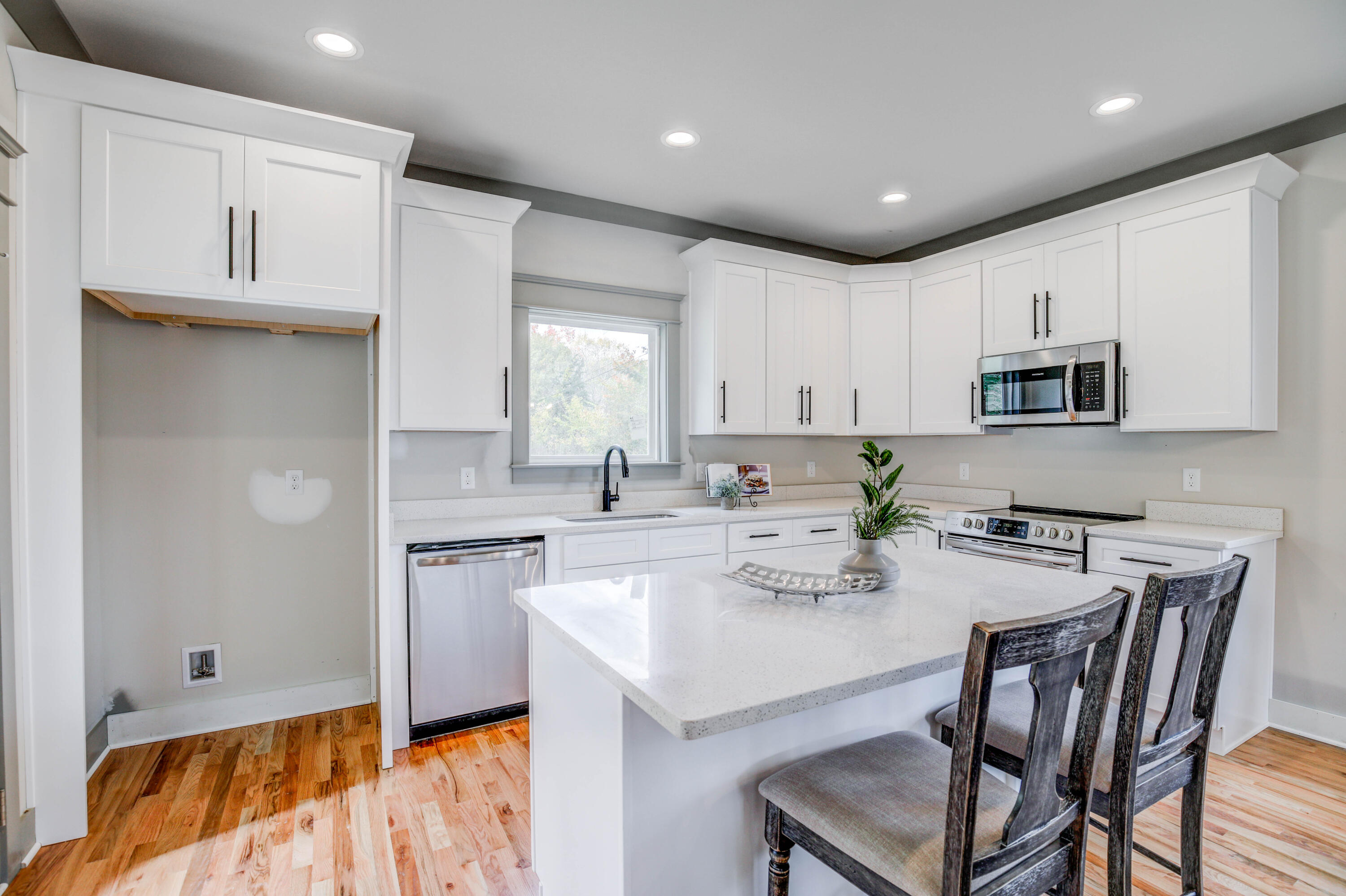 Work Island w/ Seating & Quartz Counters