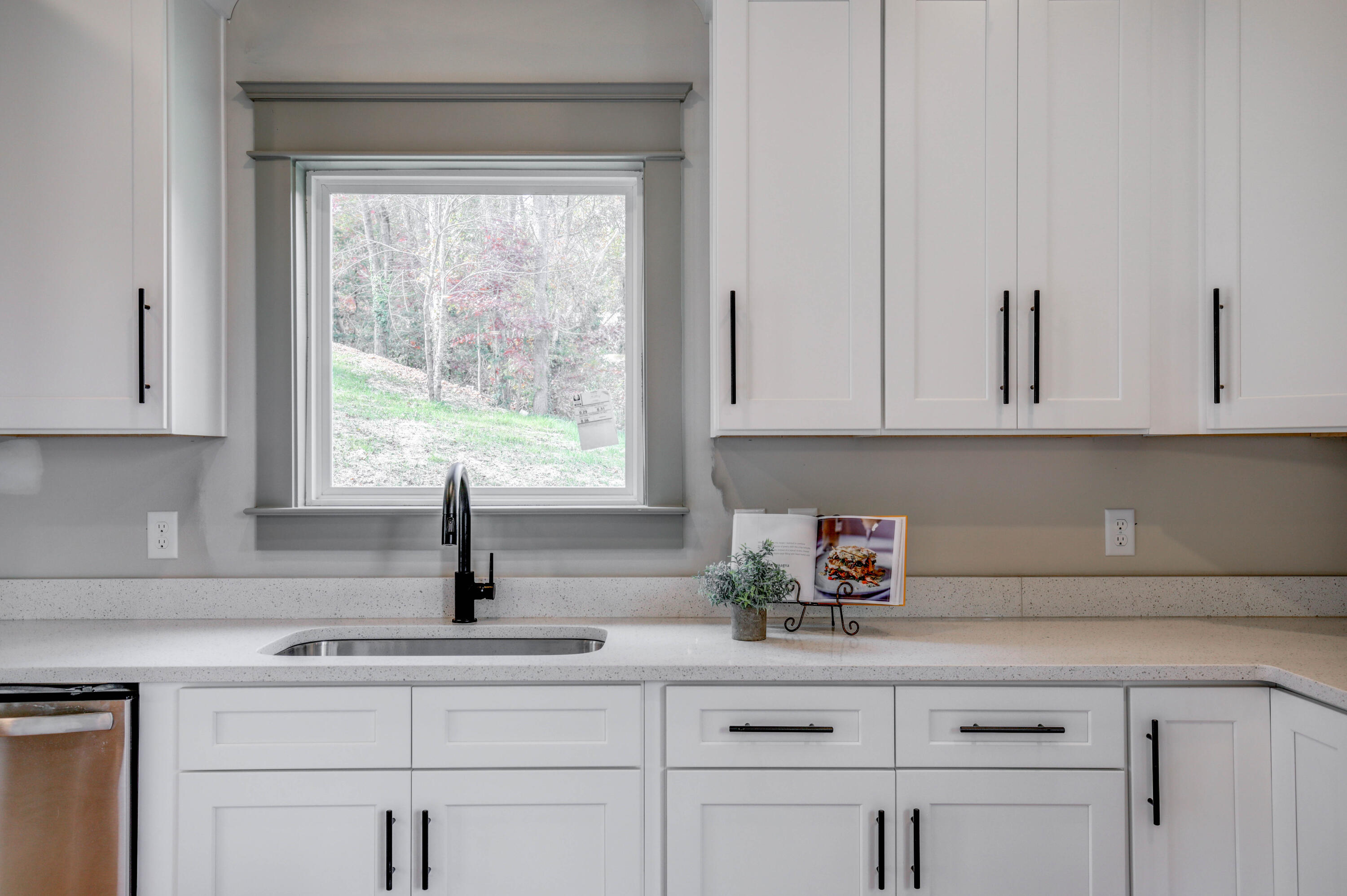 4726 North Forest Road Hixson, TN 37343 - Photo 9 of 52 Soft Close Drawers/Cabinets
