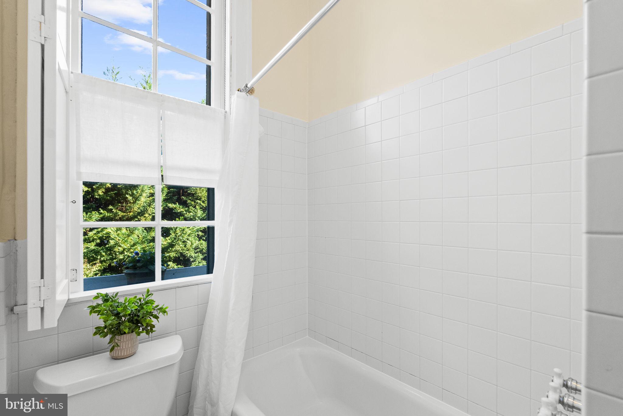 3039 Macomb Street Northwest, Unit 35 Washington, DC 20008 - Photo 36 of 50 Bathroom tub