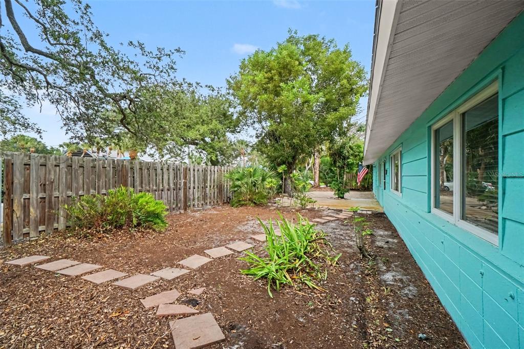 528 Ralph Street Sarasota, FL 34242 - Photo 4 of 60 Gallery Image 4