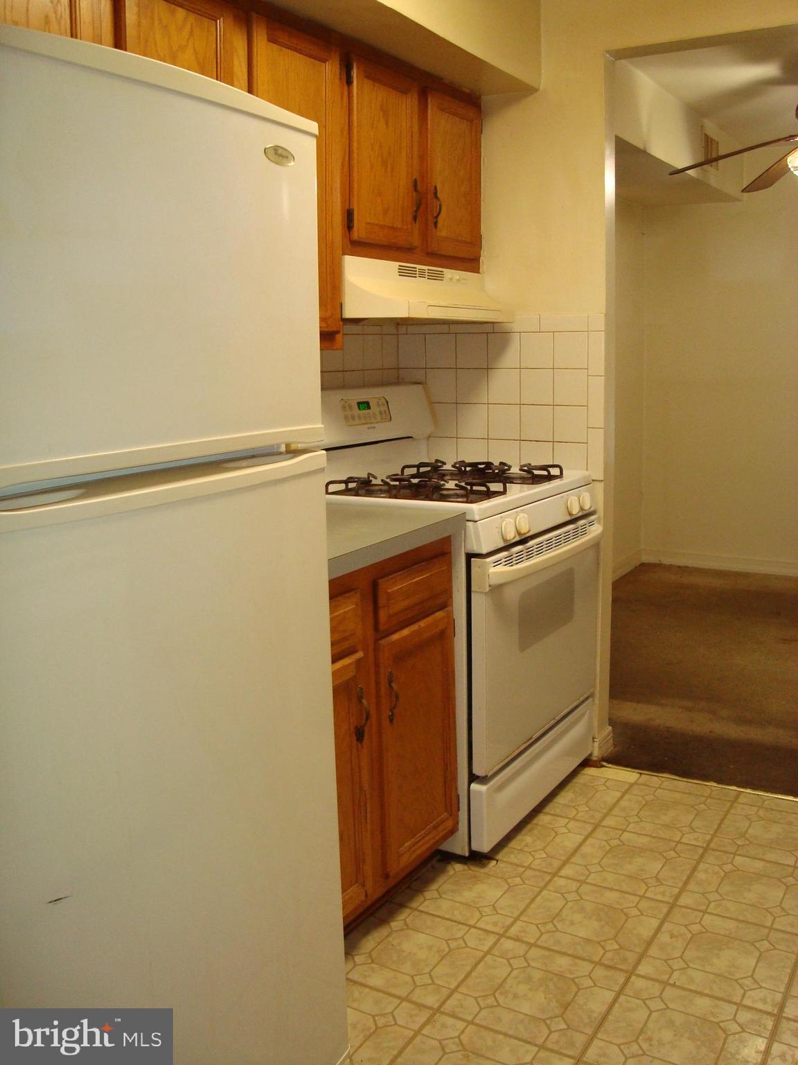 130 Duvall Lane, Unit 187T3 Gaithersburg, MD 20877 - Photo 10 of 19 a kitchen with a stove and a refrigerator