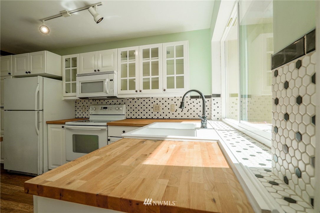 1956 Yew Street Road Bellingham, WA 98229 - Photo 6 of 25 Gallery Image 6