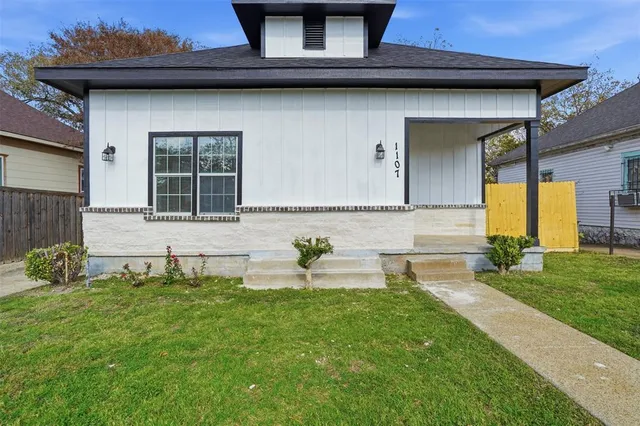 a view of a house with a backyard and a tub