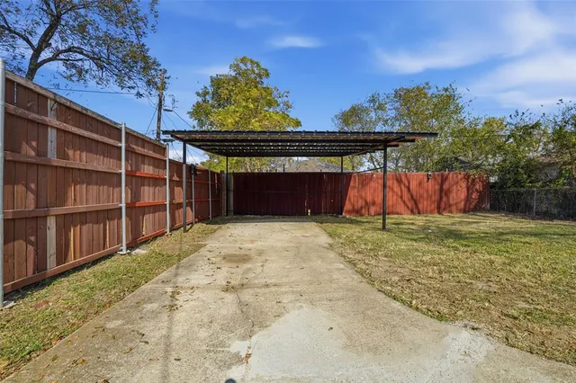 a view of a backyard