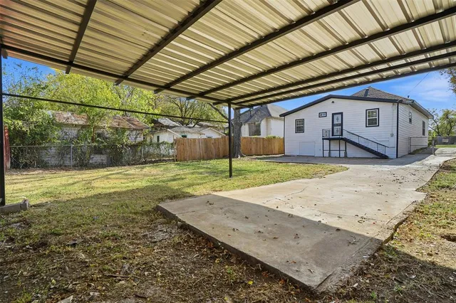 a view of a backyard