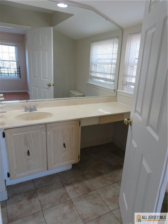 601 Maplecrest Road Edison, NJ 08820 - Photo 23 of 27 a bathroom with a sink a mirror and a bathtub