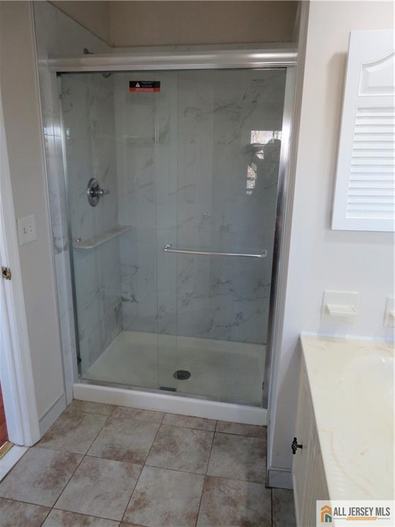 601 Maplecrest Road Edison, NJ 08820 - Photo 25 of 27 a bathroom with a bath tub