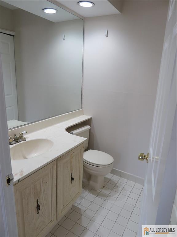 601 Maplecrest Road Edison, NJ 08820 - Photo 9 of 27 a bathroom with a sink a toilet and vanity