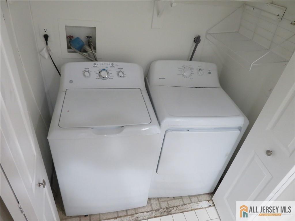 601 Maplecrest Road Edison, NJ 08820 - Photo 10 of 27 a utility room with dryer and washer