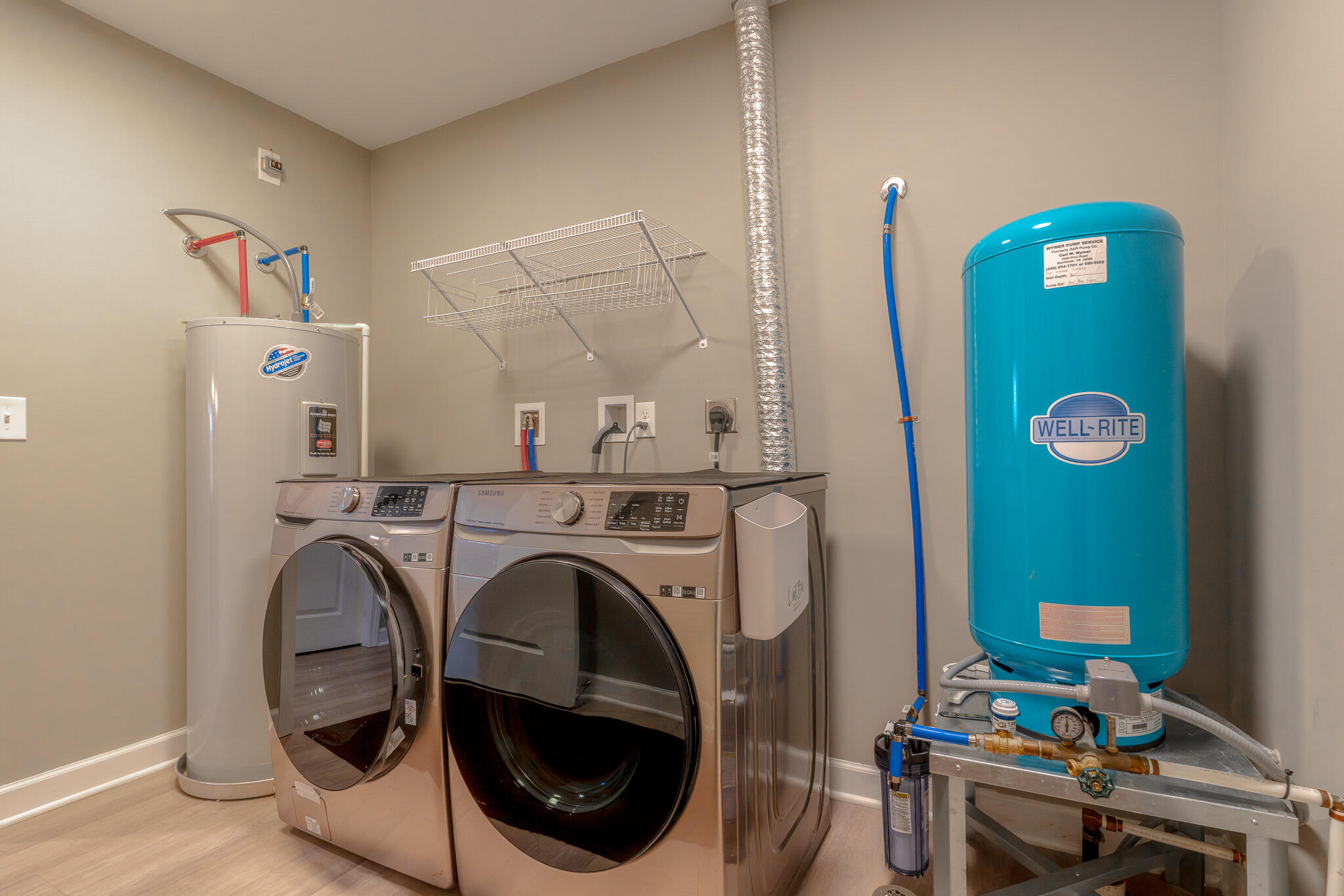 3546 Edwardsville Road Hardy, VA 24101 - Photo 16 of 29 a view of livingroom with washer and dryer