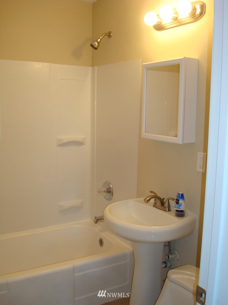 3219 Southwest Roxbury Street Seattle, WA 98126 - Photo 4 of 11 Gallery Image 4