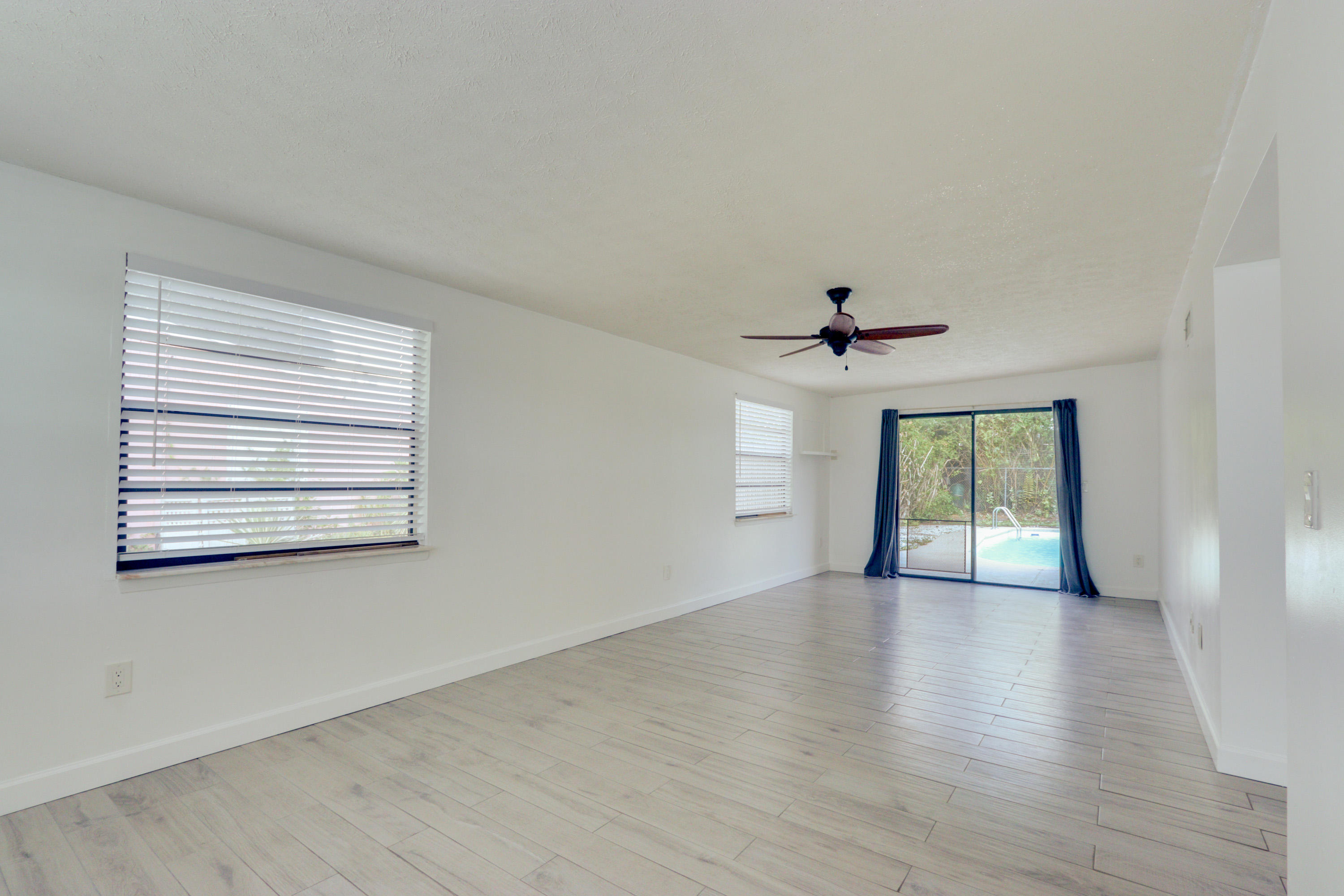 336 Mid Pines Road Palm Springs, FL 33461 - Photo 15 of 40 Living Room