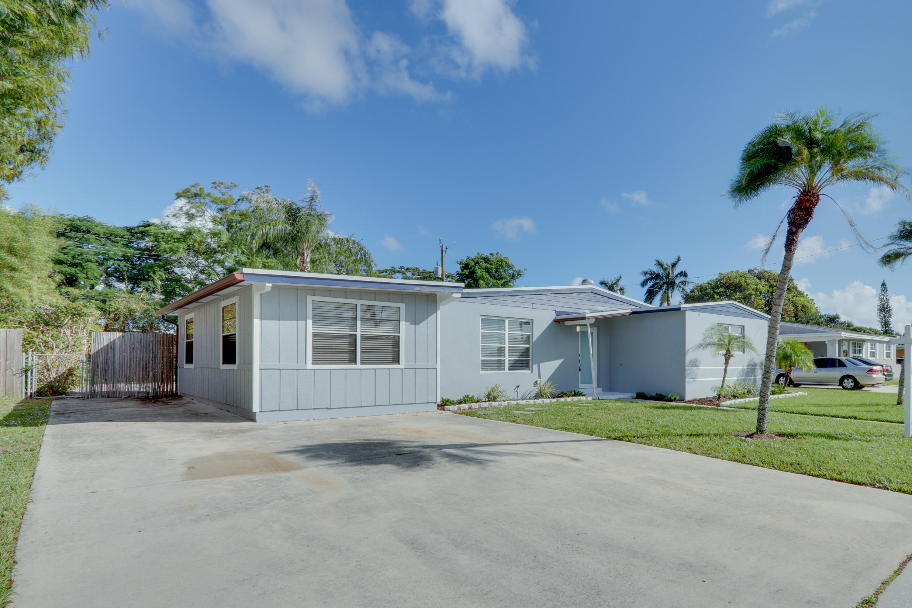 336 Mid Pines Road Palm Springs, FL 33461 - Photo 5 of 40 Front