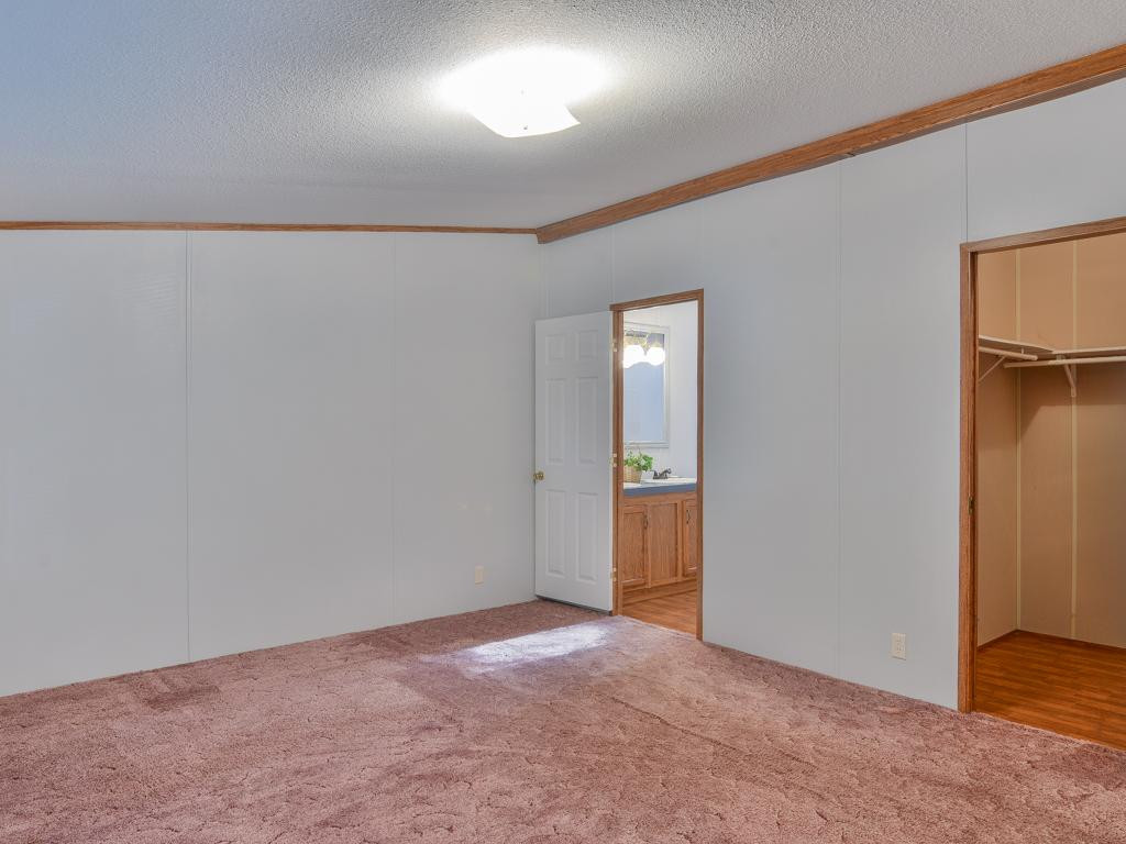 276-288 Rockingham Road Johnson City, TN 37615 - Photo 14 of 36 Master with walk in lg closet